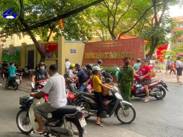 Nguyên nhân gây ùn tắc giao thông ở TP.HCM - Giải pháp HIỆU QUẢ 7 Do giờ cao điểm tại các công ty, trường học