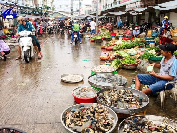 Nguyên nhân gây ùn tắc giao thông ở TP.HCM - Giải pháp HIỆU QUẢ 6 Do lấn vỉa hè, lòng đường để buôn bán