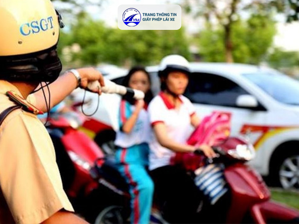 Ai bị xử phạt khi không đội mũ bảo hiểm Không đội mũ bảo hiểm bị phạt tiền hay không