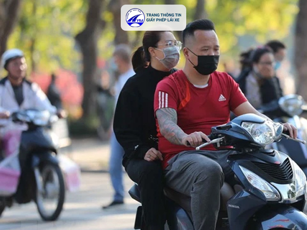 Mức phạt hai người không đội mũ bảo hiểm khi đi mô tô, xe máy Mức phạt hai người không đội mũ bảo hiểm khi đi mô tô, xe máy