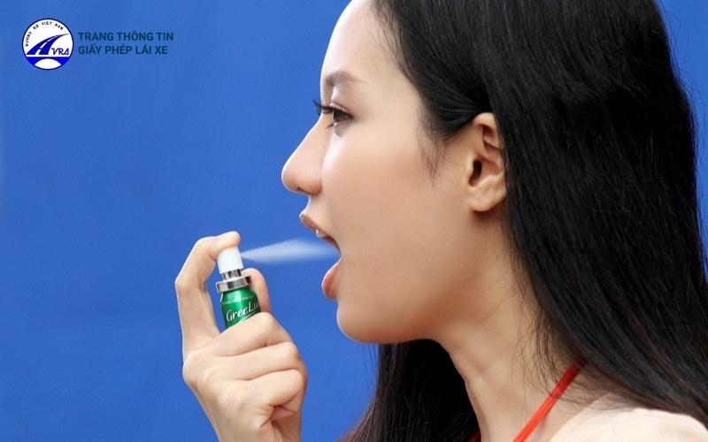 11+ mẹo hết nồng độ cồn trong hơi thở nhanh chóng nhất 4 Dùng xịt thơm miệng để giảm nồng độ cồn