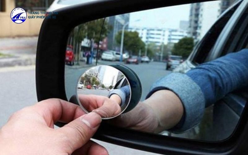 Cách chỉnh gương chiếu hậu ô tô chuẩn nhất, tăng tầm nhìn 9 Để quan sát tốt hơn, bạn có thể lắp thêm gương cầu lồi ở gương chiếu hậu