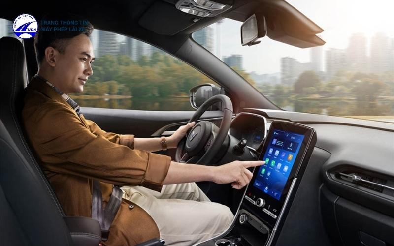 Bạn nên giảm tốc độ và xác định điểm đỗ trước khi tấp xe vào lề đường