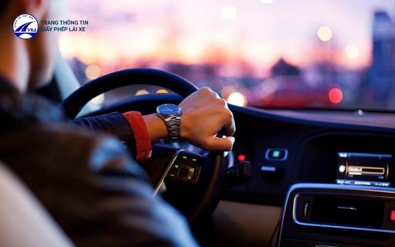 Tấp xe vào lề đột ngột sẽ dễ gây tai nạn giao thông