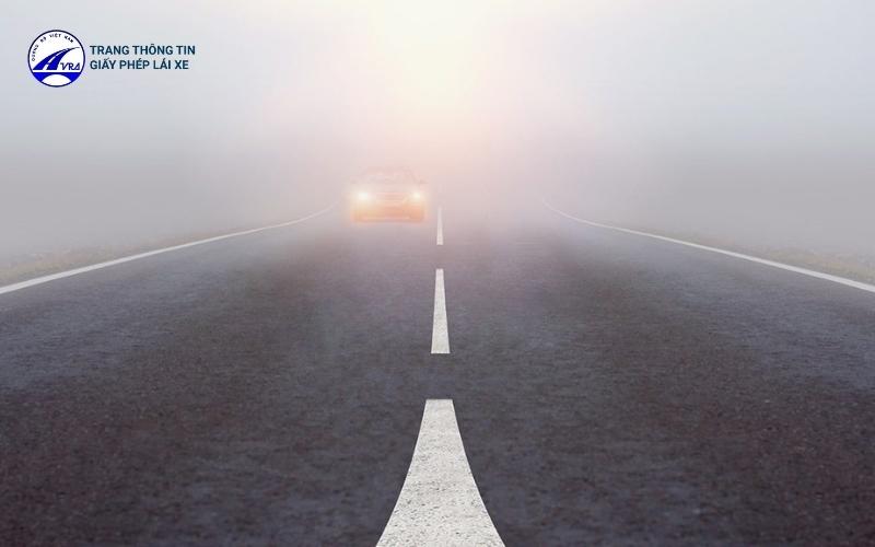 7+ kinh nghiệm lái xe trong sương mù đảm bảo an toàn 5 Vạch kẻ đường được vẽ khá rõ nên có thể bám theo khi trời sương mù