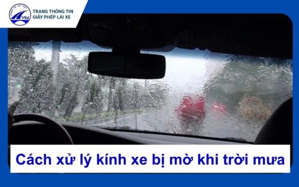 Cách xử lý kính xe bị mờ khi trời mưa