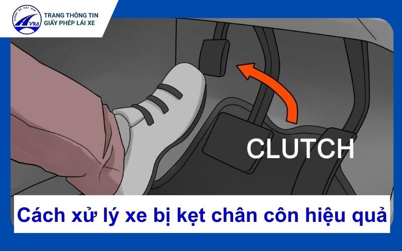 Xe bị kẹt chân côn