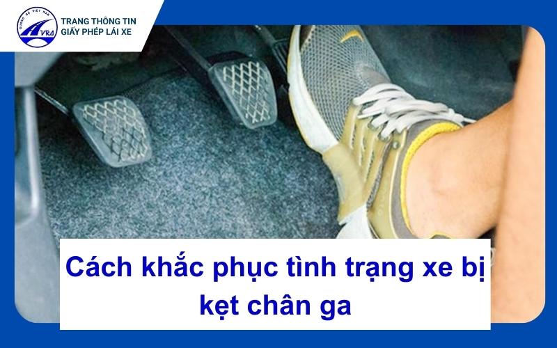 xe bị kẹt ga