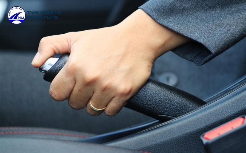 Xe mất phanh - Nguyên nhân và cách xử lý hiệu quả nhất 7 Kết hợp sử dụng phanh tay linh hoạt với các cách xử lý khác