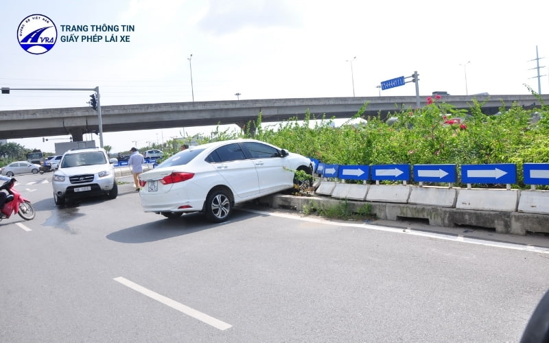 Xe mất phanh - Nguyên nhân và cách xử lý hiệu quả nhất 8 Chủ động cho xe đâm vào dải phân cách để dừng xe lại